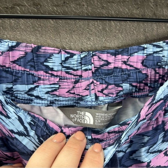 The North Face Class V Shorts in Coastal Fjord Blue Painted Ikat Print - Picture 5 of 9